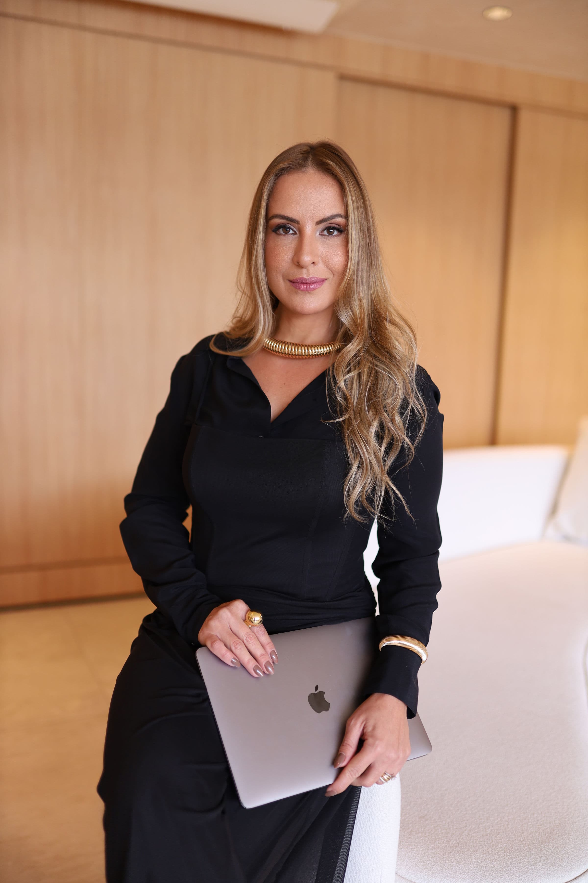 Mariana Seixlack em um ambiente executivo